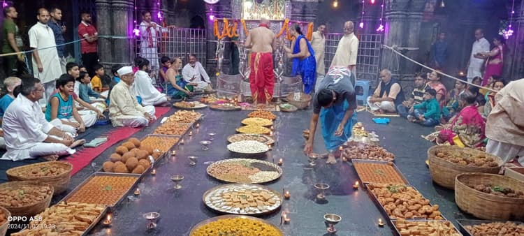 Gaya News : तीन क्विंटल लड्डू के पहाड़ पर विराजे भगवान