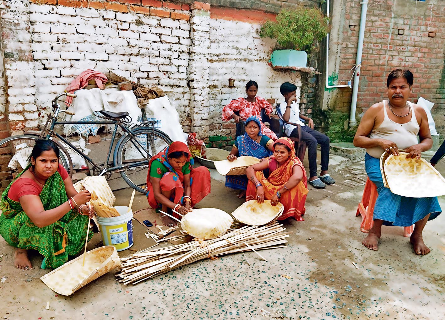 Siwan News : लोक आस्था के महापर्व को लेकर टोकरी-सूप की बढ़ी मांग