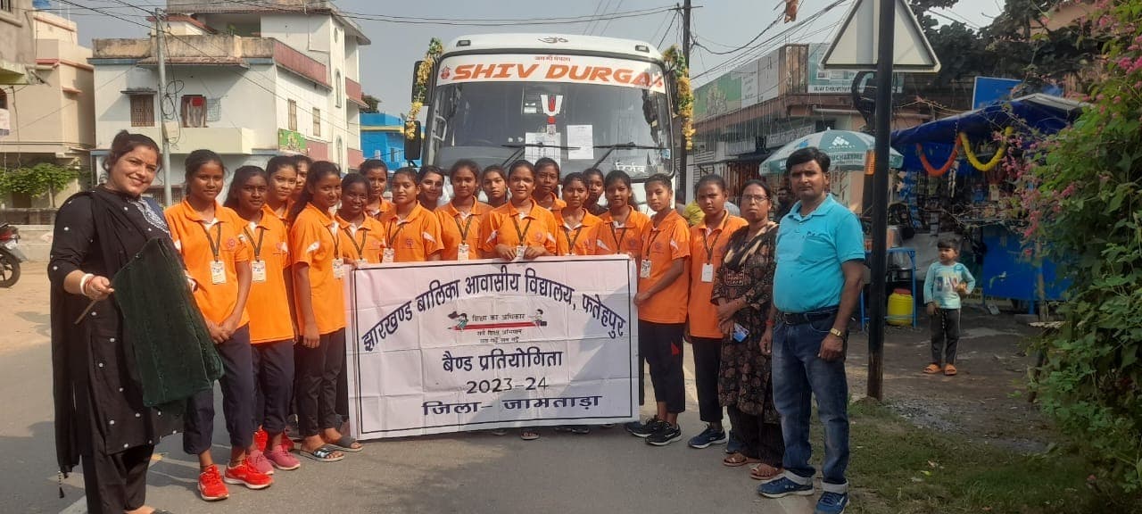 बैंड प्रतियोगिता में भाग लेने के लिए छात्राएं गयी रांची