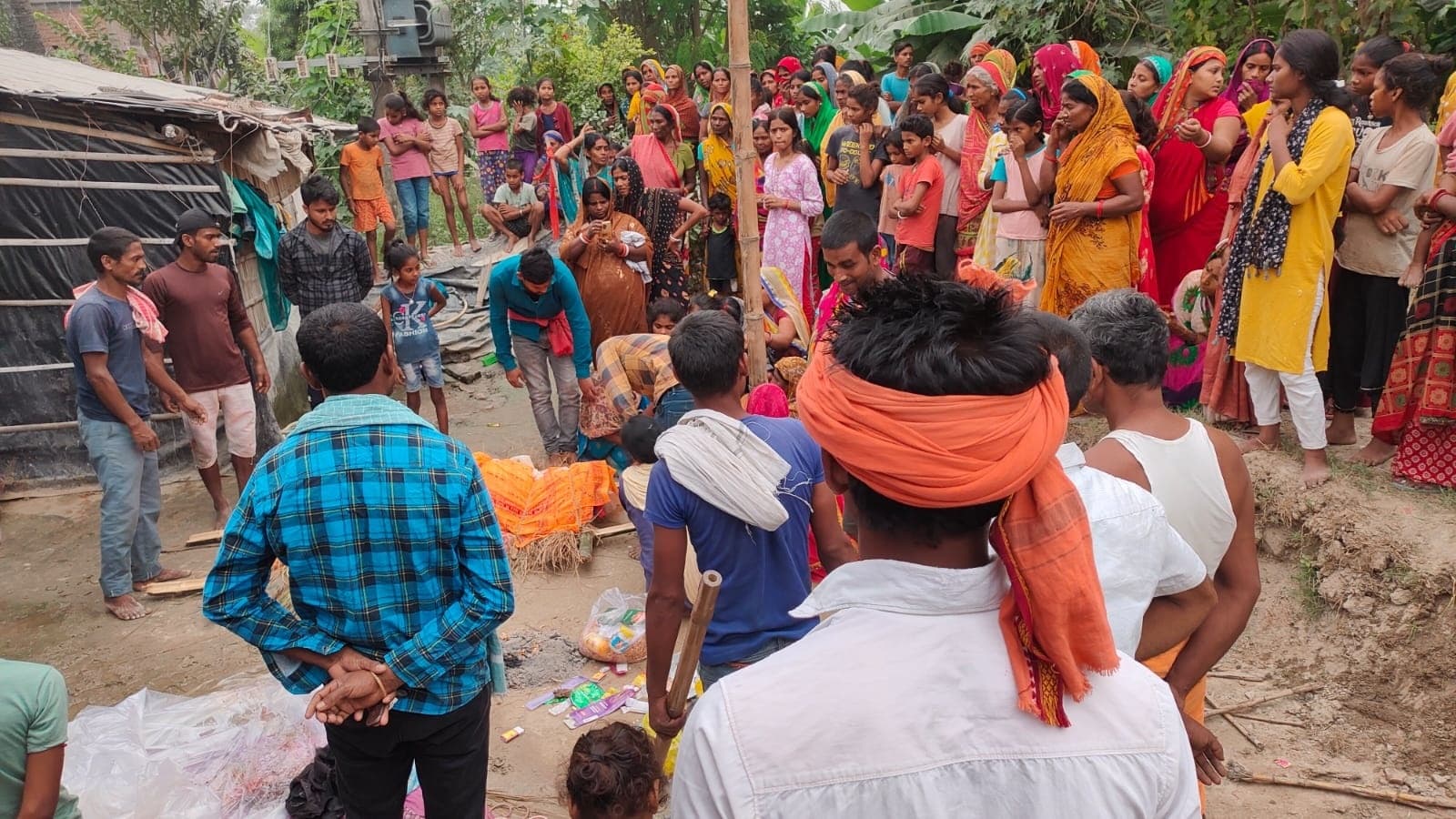 शव हरपुर महमदा पहुंचते ही परिजनों में मची चीख-पुकार