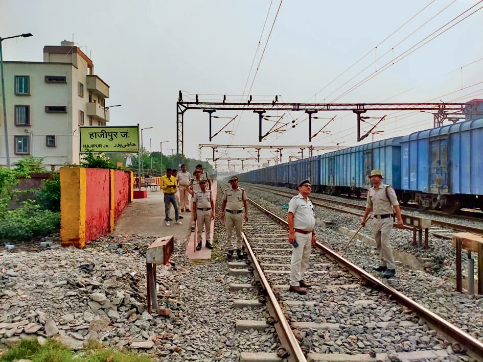 hajipur news. छठ व पूर्णिमा के लिए रेलवे परिसर में एक हजार लोगों के बैठने के लिए बनेगा पंडाल