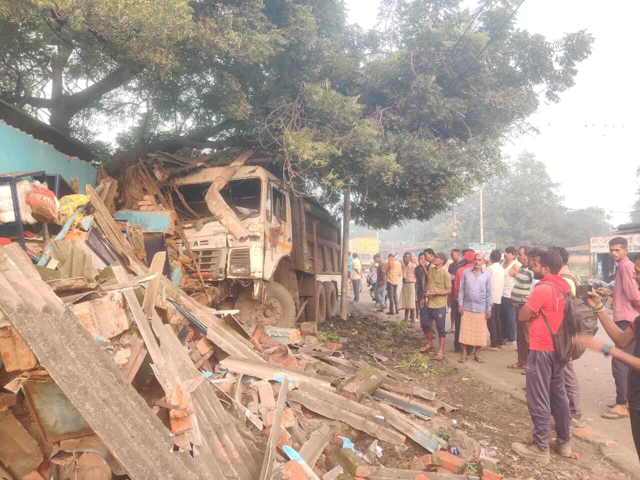 Dhanbad News : गौरखूंटी में अनियंत्रित हाइवा ने तीन दुकानों को किया क्षतिग्रस्त