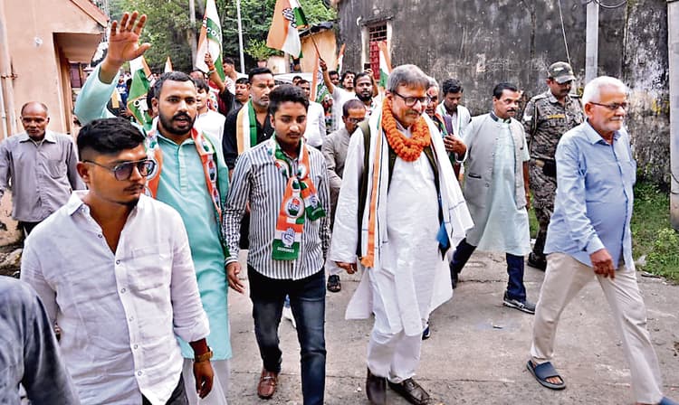 DHANBAD NEWS : कांग्रेस प्रत्याशी ने हीरापुर, हरि मंदिर, माडा कॉलोनी, पार्क मार्केट व झरनापाड़ा में चलाया जनसंपर्क अभियान