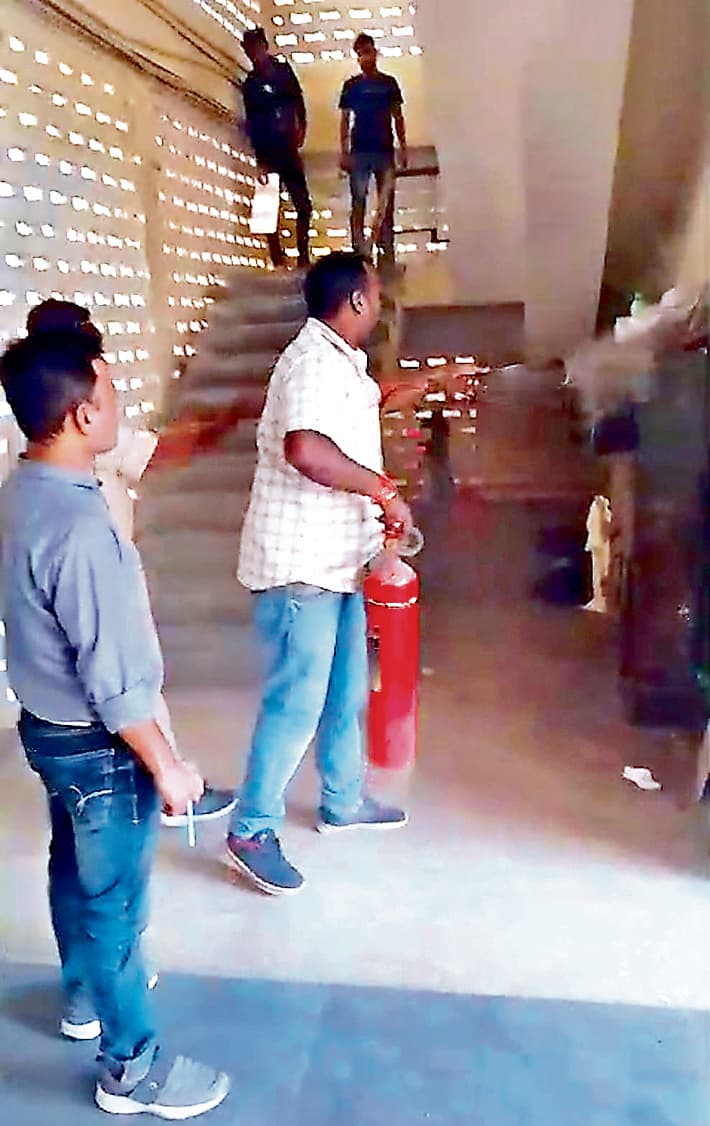 एसएनएमएमसीएच : बिजली के कंट्रोल पैनल में लगी आग, ओपीडी में मची अफरा-तफरी