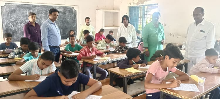 विशुनपुर में लक्ष्मी पूजा पर हुई प्रतिभा खोज प्रतियोगिता परीक्षा