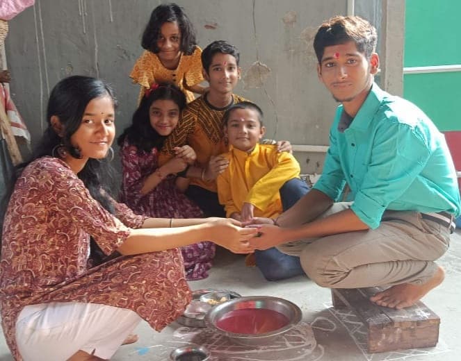 भातृद्वितीया पर बहनों ने मांगी भाइयों के महाबली होने की दुआ