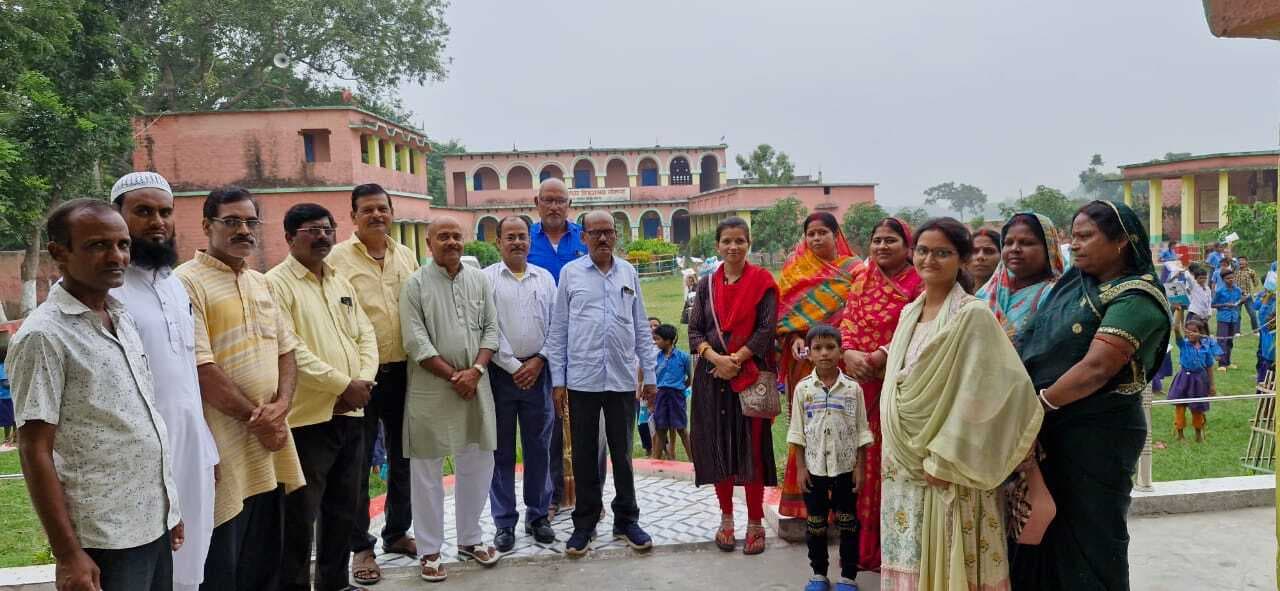 बच्चों से पूछे सवाल-जबाव, किया पुरस्कृत