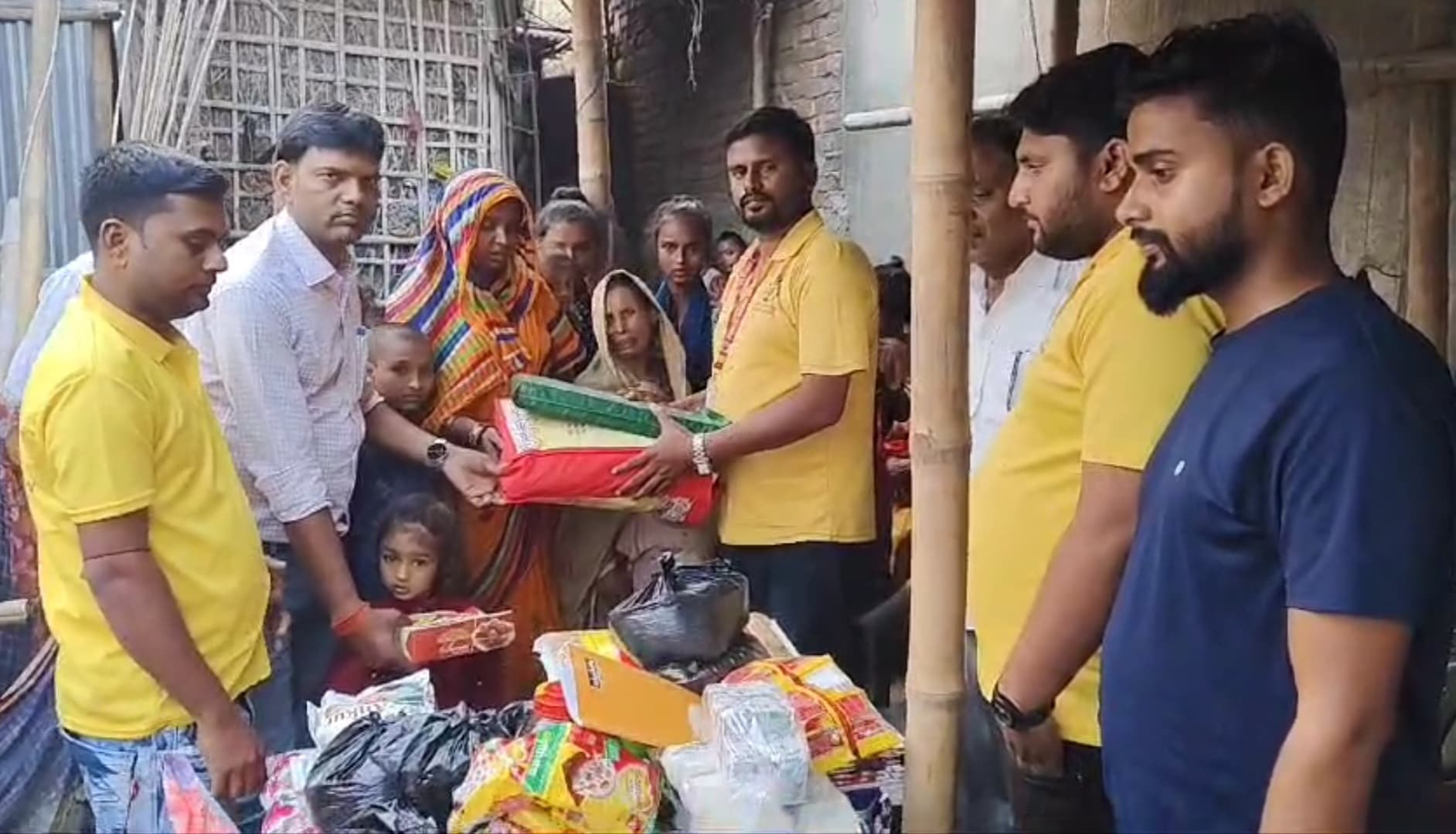 मृतक के परिजनों को समाजसेवी संस्था ने की मदद, दो बेटियों की शादी व अन्य बच्चों की पढ़ाई का लिया जिम्मा