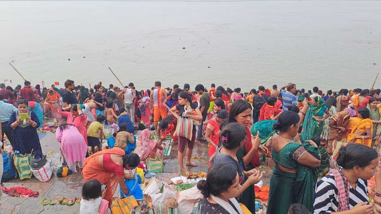 महापर्व छठ को लेकर गंगा स्नान करने मुंगेर के गंगा घाटों पर लगी भीड़