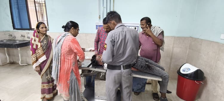 ट्रैक्टर व बाइक की टक्कर में बाइक सवार दो युवक जख्मी, रेफर