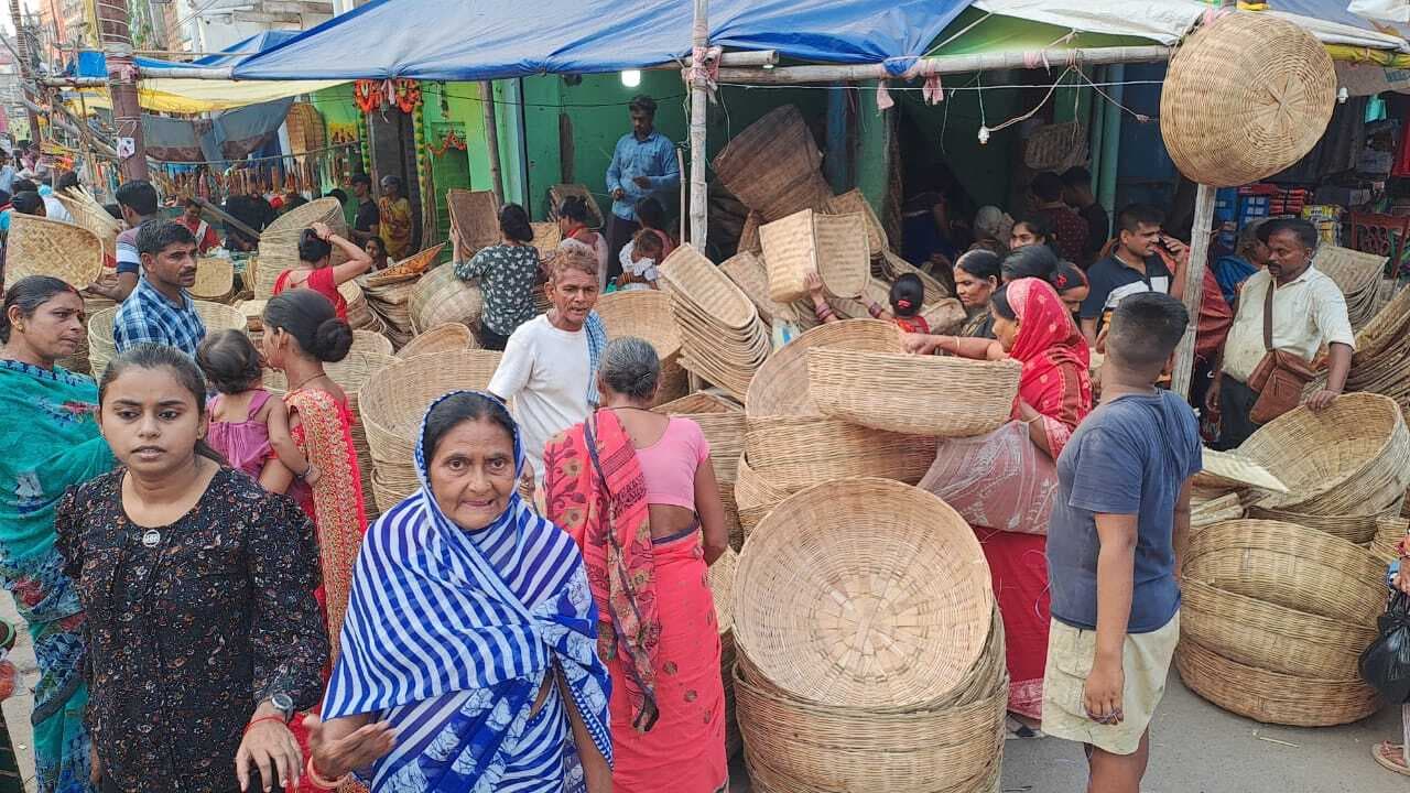 महापर्व छठ को लेकर मिट्टी का चूल्हा व बांस से बने सूप व डालों की बिक्री हुई तेज