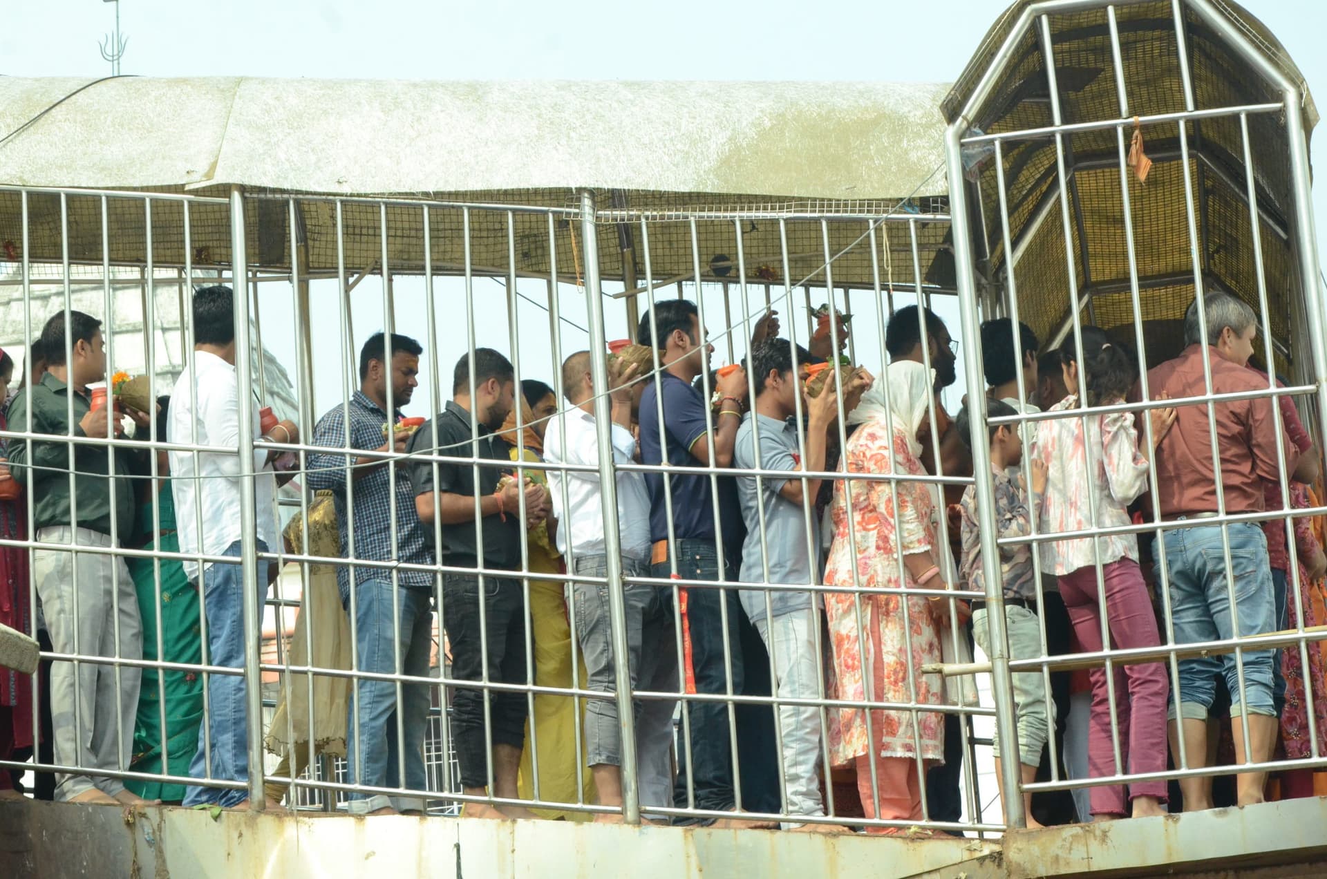 बाबा मंदिर में उमड़े भक्त, शिवगंगा के इलाके में घंटों जाम