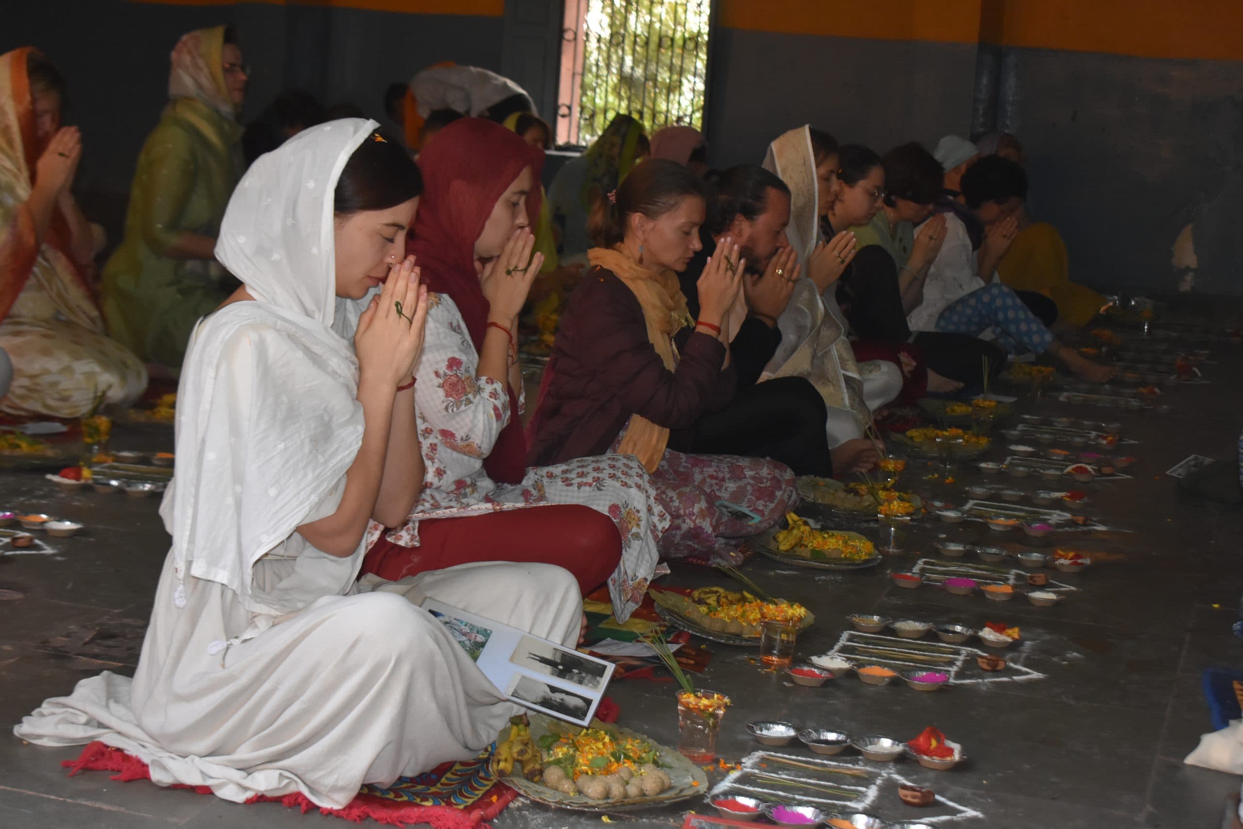 Gaya News : रूस, जापान सहित 12 देशों के 50 श्रद्धालुओं ने किया पिंडदान