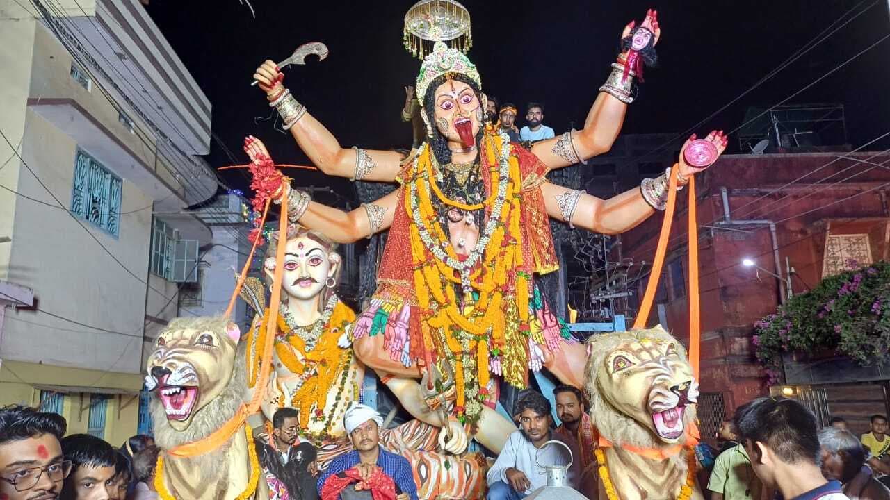 बम काली की निकली विसर्जन शोभायात्रा, जय मां काली के जयकारे से गूंजा मुंगेर