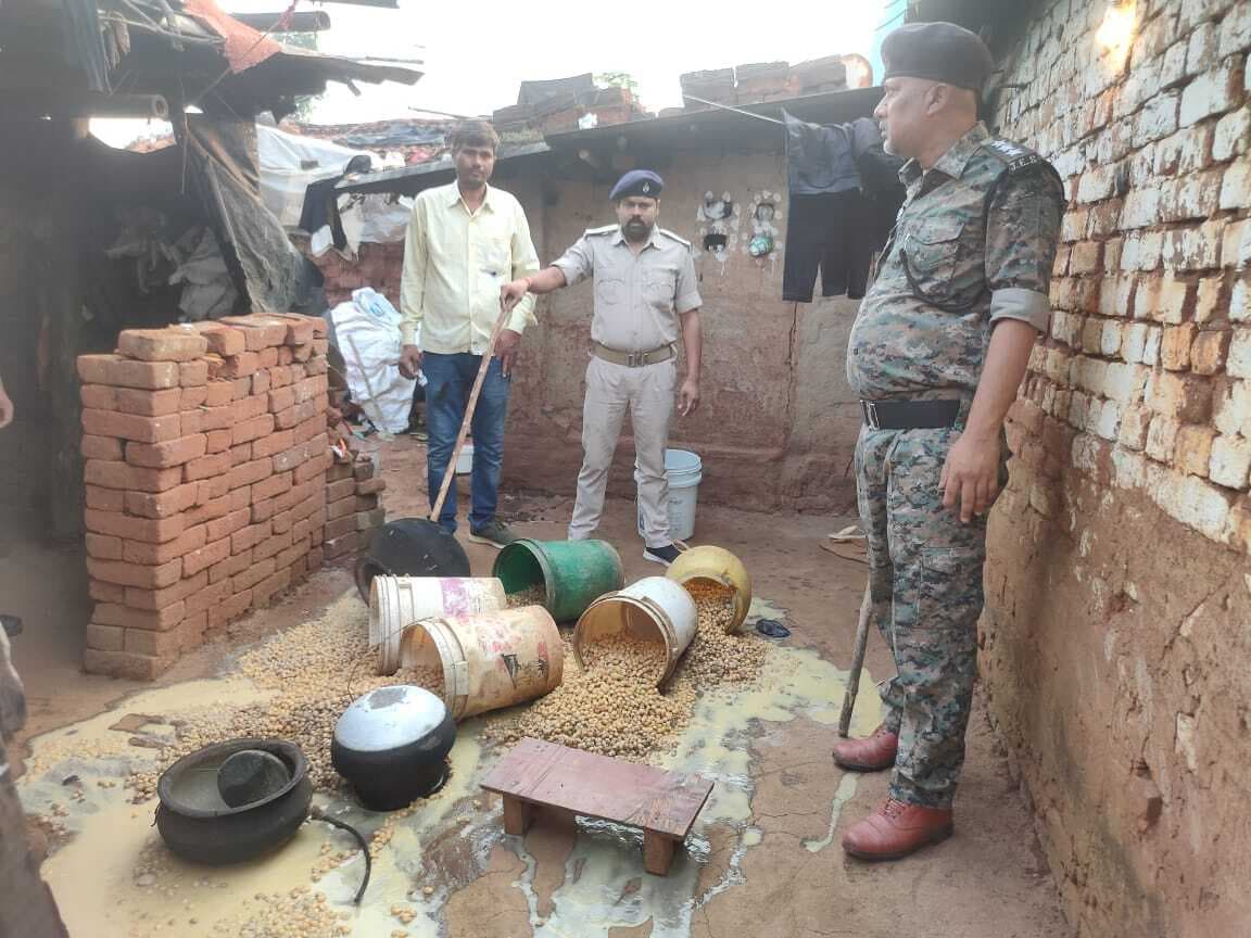 71.25 लीटर अवैध शराब बरामद, तीन लोग गिरफ्तार