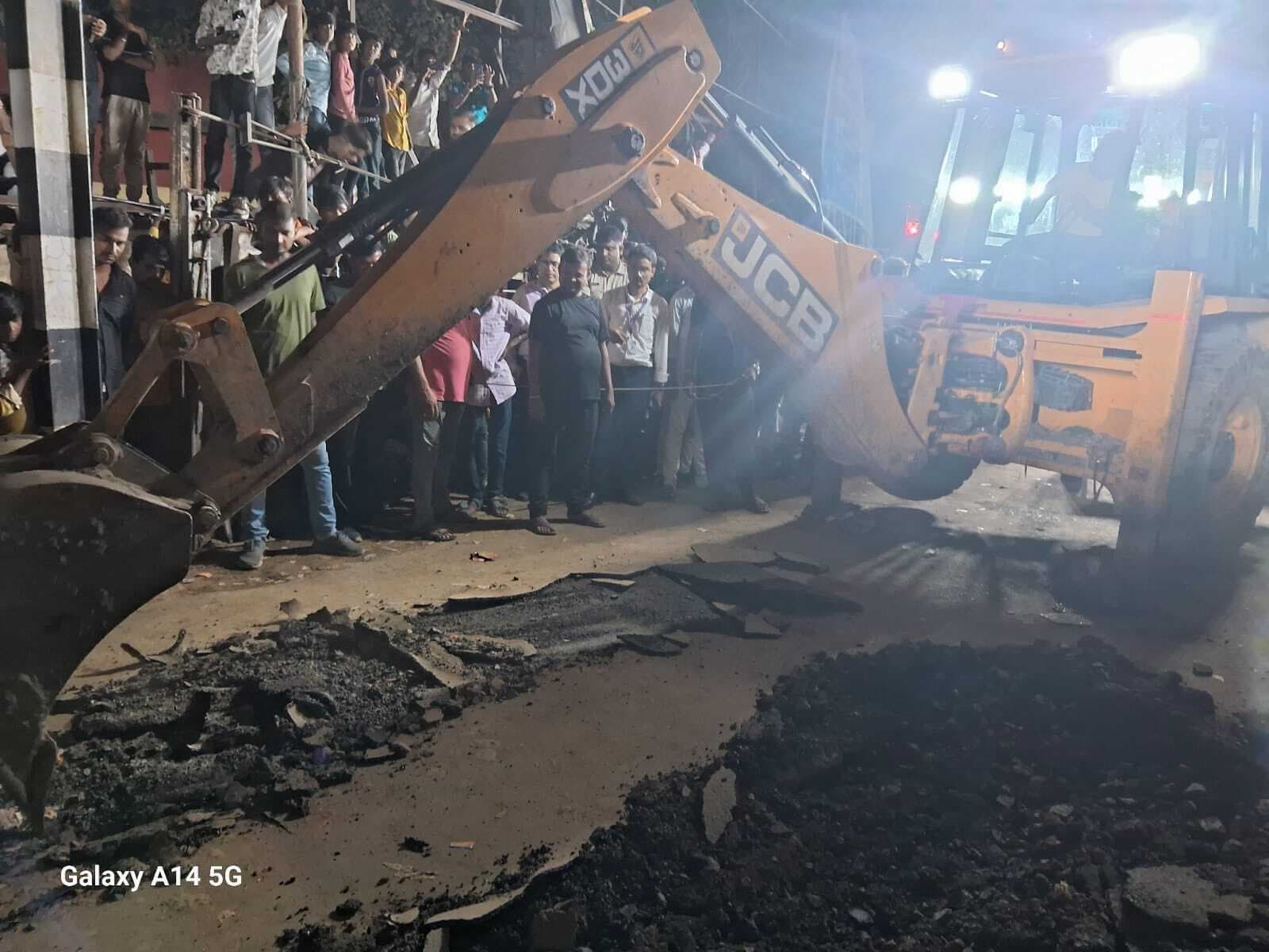 स्टेशन के पास तीन घंटे तक फंसी बम काली प्रतिमा, सड़क खोद व बंपर तोड़ कर निकाला गया