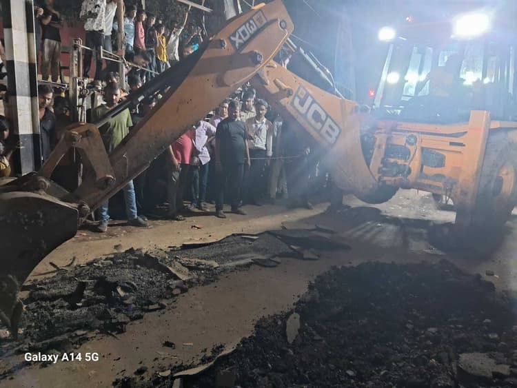 स्टेशन के पास तीन घंटे तक फंसी बम काली प्रतिमा, सड़क खोद व बंपर तोड़ कर निकाला गया