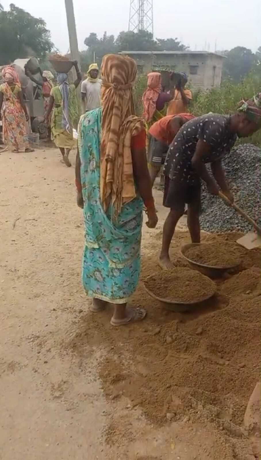 सड़क निर्माण कार्य का ग्रामीणों ने जताया विरोध