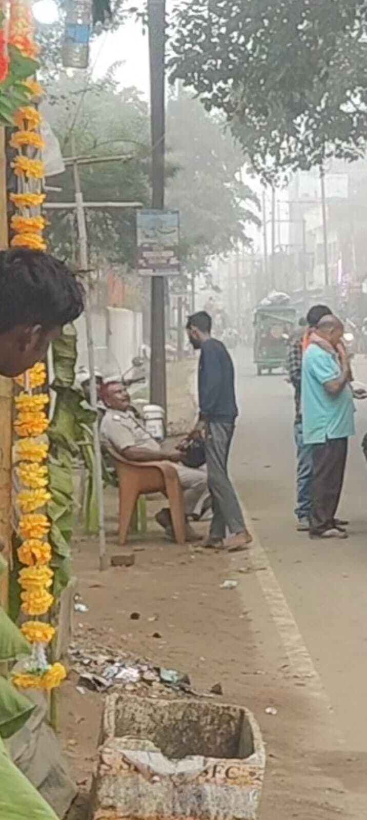 पुलिस पदाधिकारी ने रुपये लेकर मवेशी लदा वाहन को जाने दिया, वीडियो वायरल