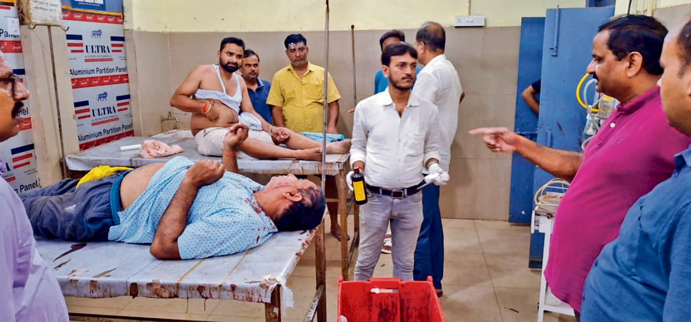 Chhapra News : : दिनदहाड़े घर में घुसकर की डकैती, विरोध करने पर युवक को मारी गोली