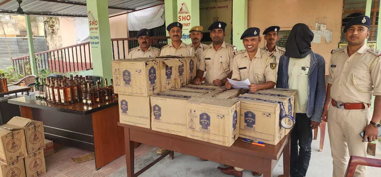 विदेशी शराब लदा पिकअप व चालक गिरफ्तार