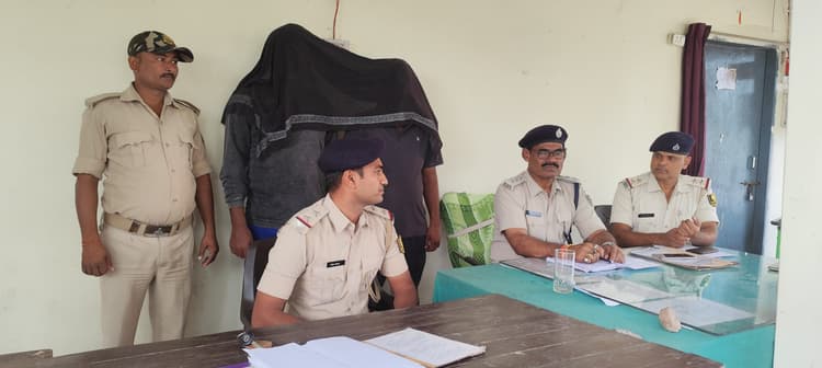 लूट की मिर्ची के साथ दो अपराधी गिरफ्तार, पिकअप जब्त