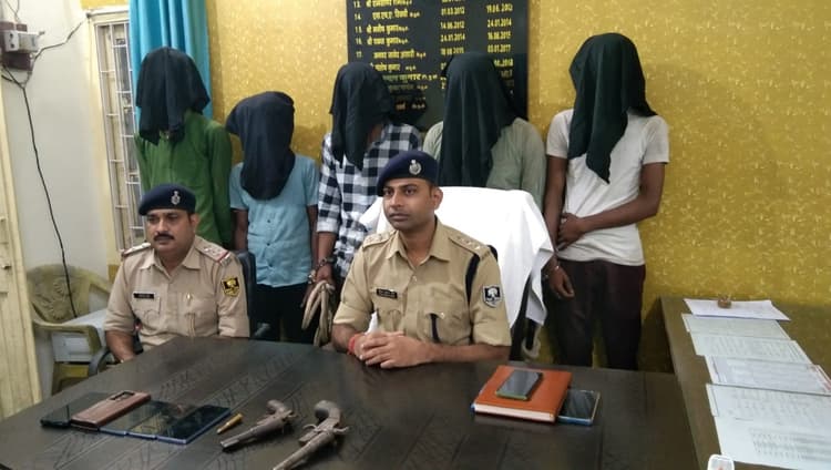 अपराध की योजना बना रहे पांच बदमाश हथियार के साथ गिरफ्तार