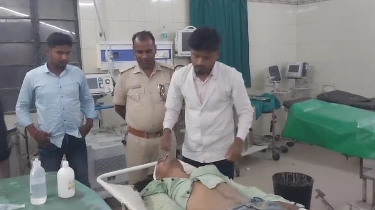 हथियार के साथ उपद्रव फैलाने की नियत से पहुंचे चार युवकों को ग्रामीणों ने पकड़ा