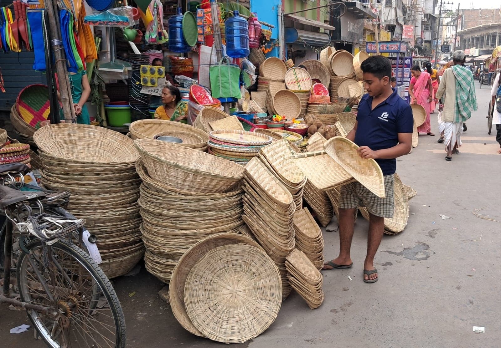 छठ पूजा को लेकर सजा बाजार, नहाय खाय कल
