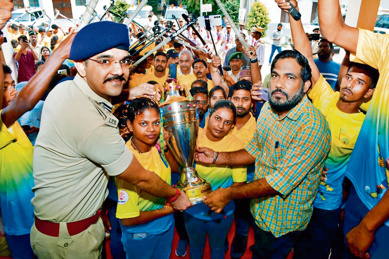 hajipur news. वीमेंस एशियन हॉकी चैंपियनशिप ट्रॉफी गौरव यात्रा का हुआ भव्य स्वागत