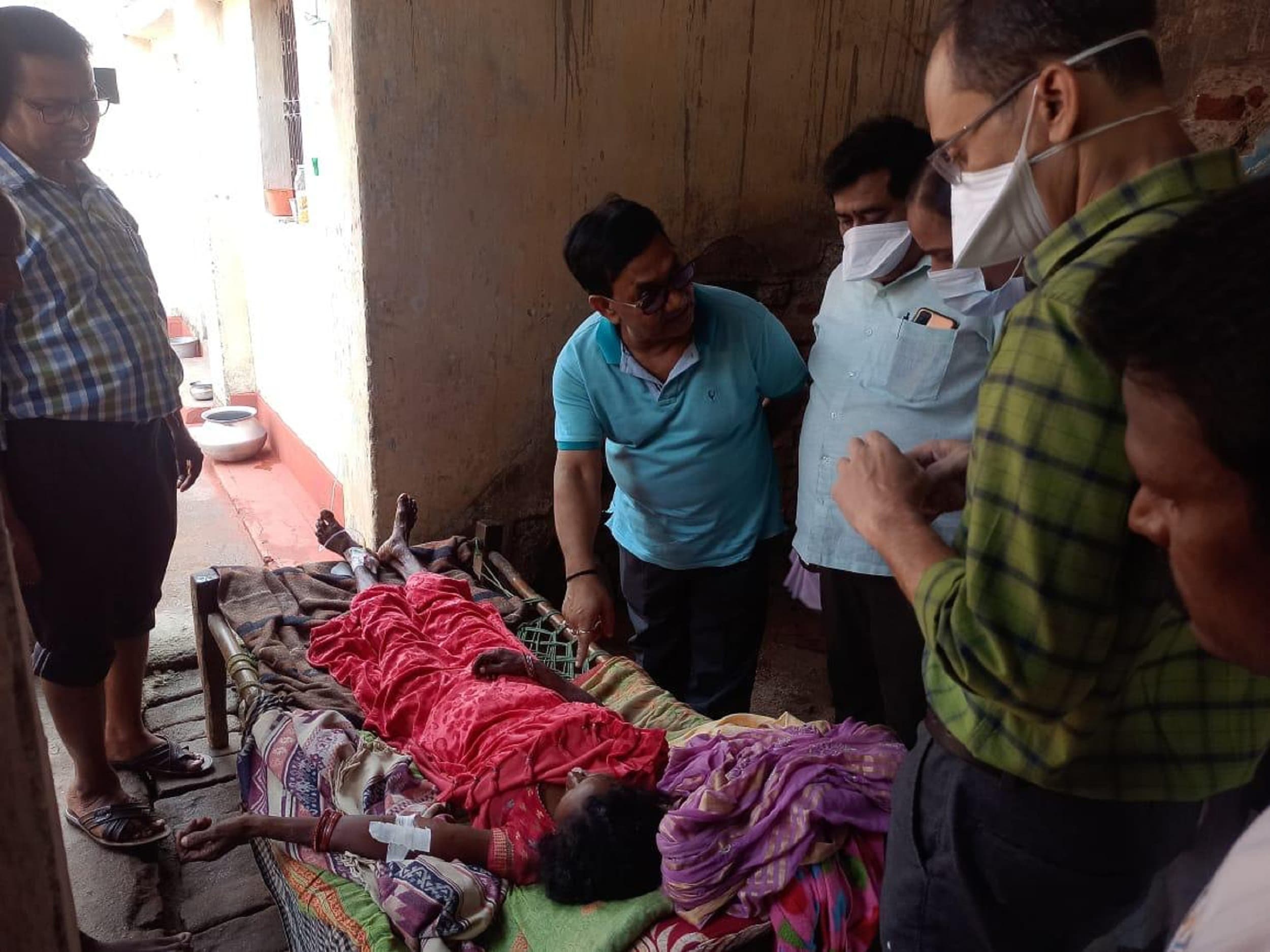 Bokaro News : डायरिया प्रभावितों को देखने पिपराबेड़ा गांव पहुंचे सीएस