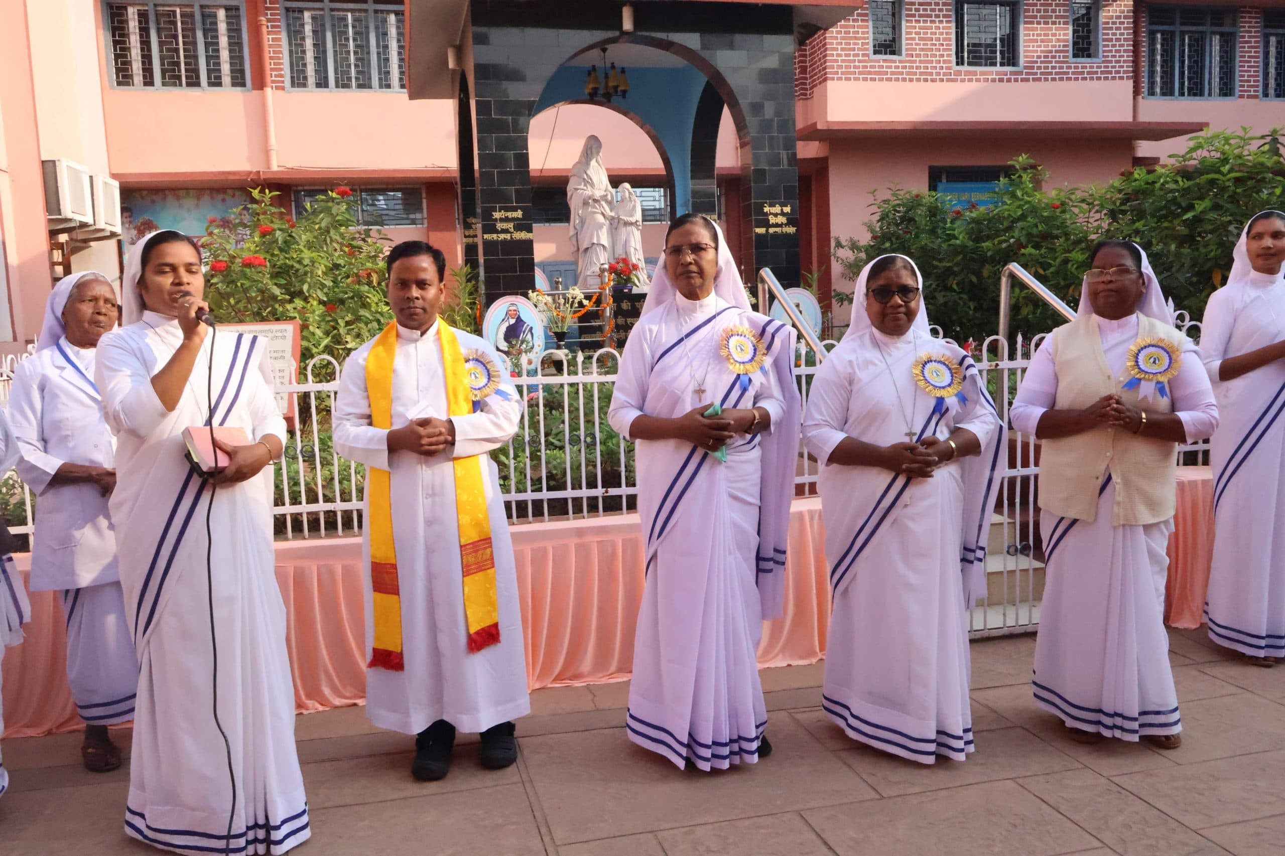 ranchi news : सारी शक्ति, मन और आत्मा से ईश्वर को प्यार करें : फादर विनय