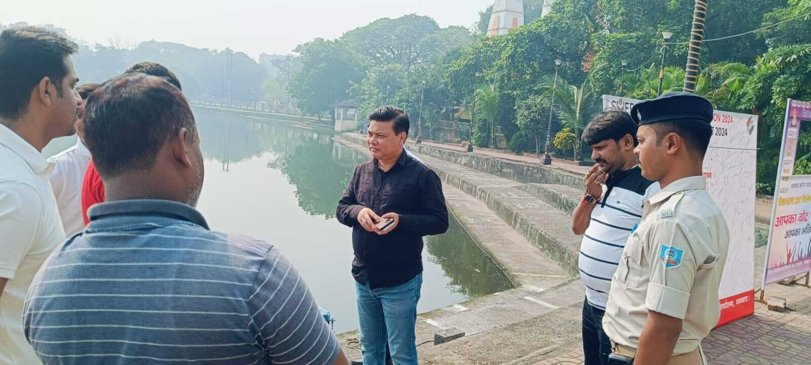 DHANBAD NEWS : छठ को ले नबर आयुक्त ने किया तालाबों का निरीक्षण