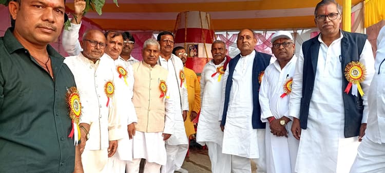 Dhanbad News: माटीगढ़ में धूमधाम से मना गोवर्धन महोत्सव