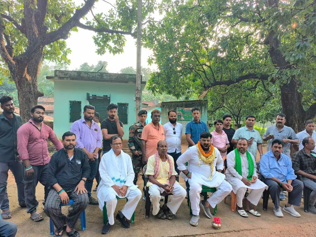 राज्य की योजनाओं के बारे में झामुमो प्रत्याशी ने दी जानकारी, लोगों से मांगा समर्थन