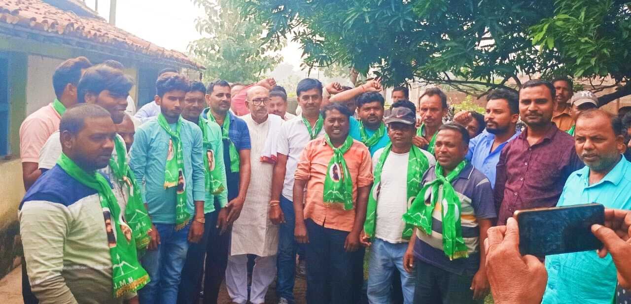 भाजपा के दर्जनों कार्यकर्ता झामुमो में हुए शामिल