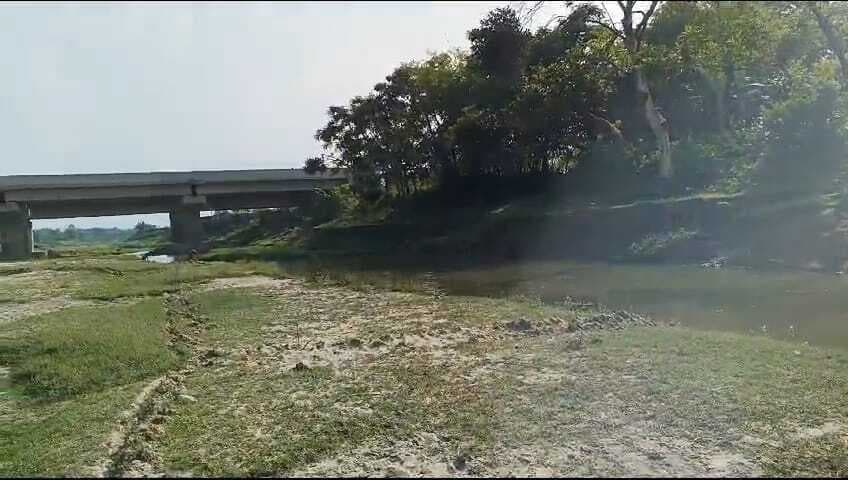 कहीं छठ घाटों को सजाने संवारने में जुटे ग्रामीण तो कहीं घाटों पर पसरी है गंदगी