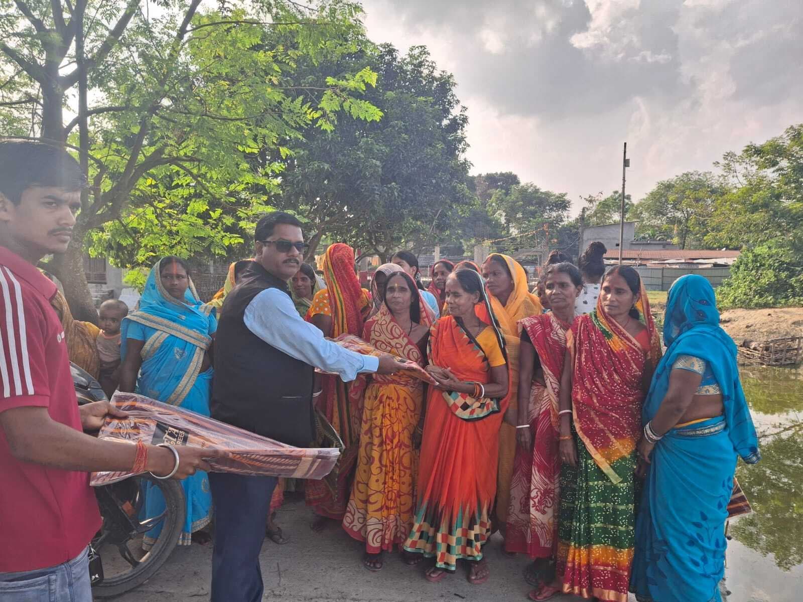 नप अध्यक्ष ने छठ व्रतियों के बीच किया साड़ी वितरित