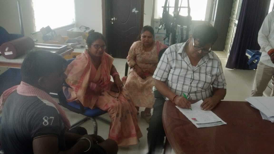 शारीरिक रूप से दिव्यांग एवं नेत्र दृष्टि से कमजोर दिव्यांगों की हुई जांच