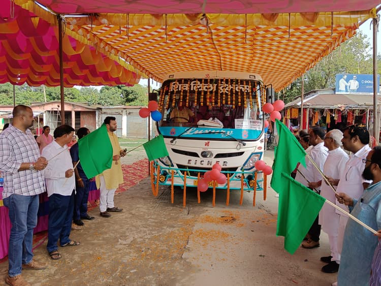 दिघलबैंक से किशनगंज डेली बस सर्विस का पूर्व विधायक ने हरी झंडी दिखाकर किया शुभारंभ