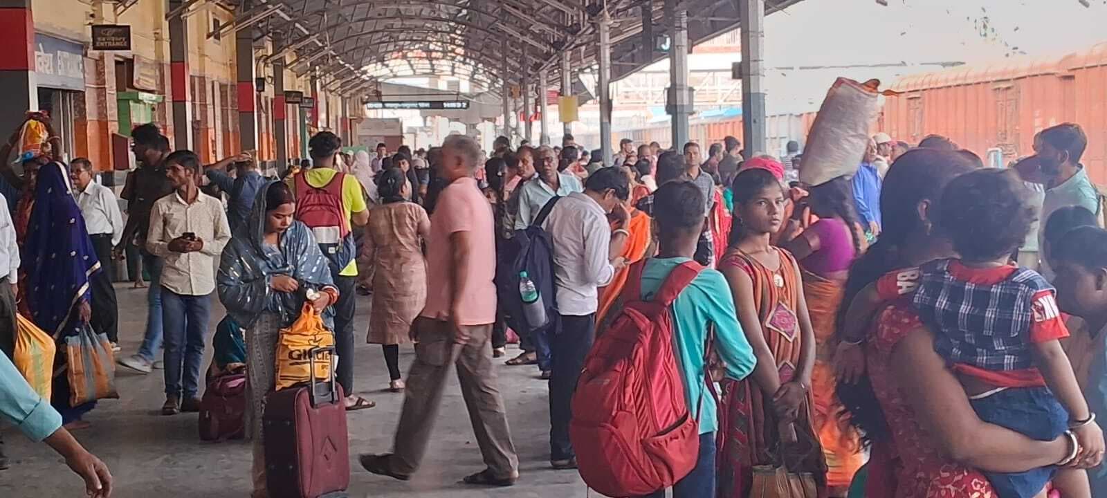 त्योहार के मौसम में ट्रेनों के लेट चलने से परेशान हो रहे रेल यात्री