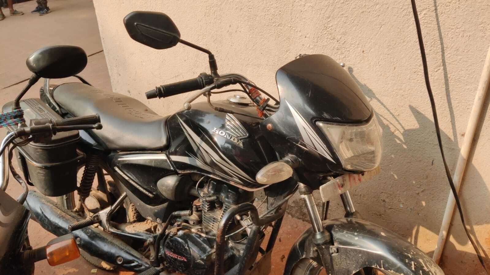 पुलिस ने 12 घंटे के अंदर चोरी की घटना का किया उद्भेदन, चोरी की बाइक के साथ दो चोर गिरफ्तार