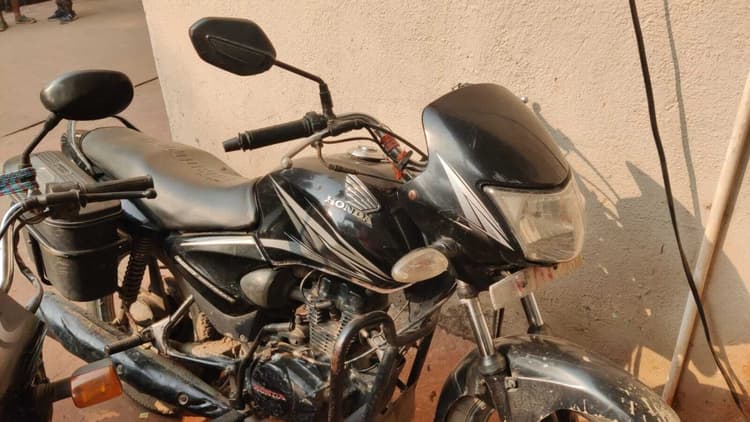 पुलिस ने 12 घंटे के अंदर चोरी की घटना का किया उद्भेदन, चोरी की बाइक के साथ दो चोर गिरफ्तार