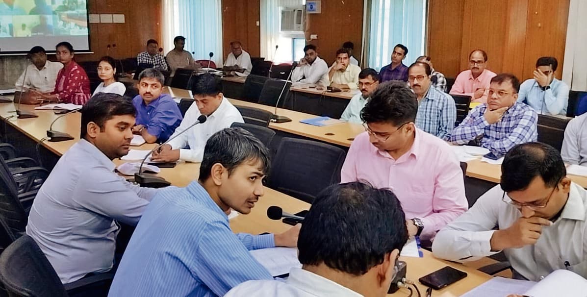 Gopalganj News  : खेलो इंडिया के तहत मिंज स्टेडियम को मॉडल बनाने के लिए आर्किटेक्ट से प्रस्ताव तैयार कराएं : डीएम