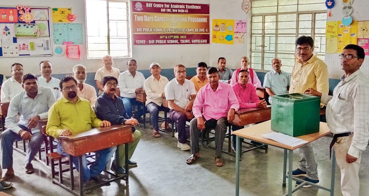 Gopalganj News  : बैलेट पेपर का रंग जानने के साथ बैलेट बॉक्स से मतदान कराने के सीखे गुर, मतदानकर्मियों को दिया गया प्रशिक्षण