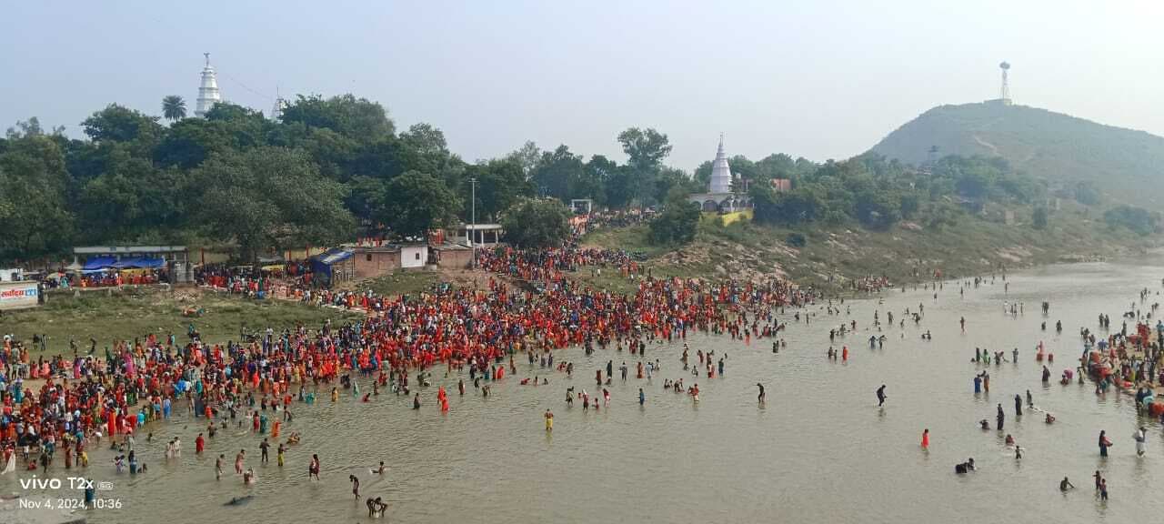 किऊल नदी घाट पर स्नान करने के लिए उमड़ी भीड़