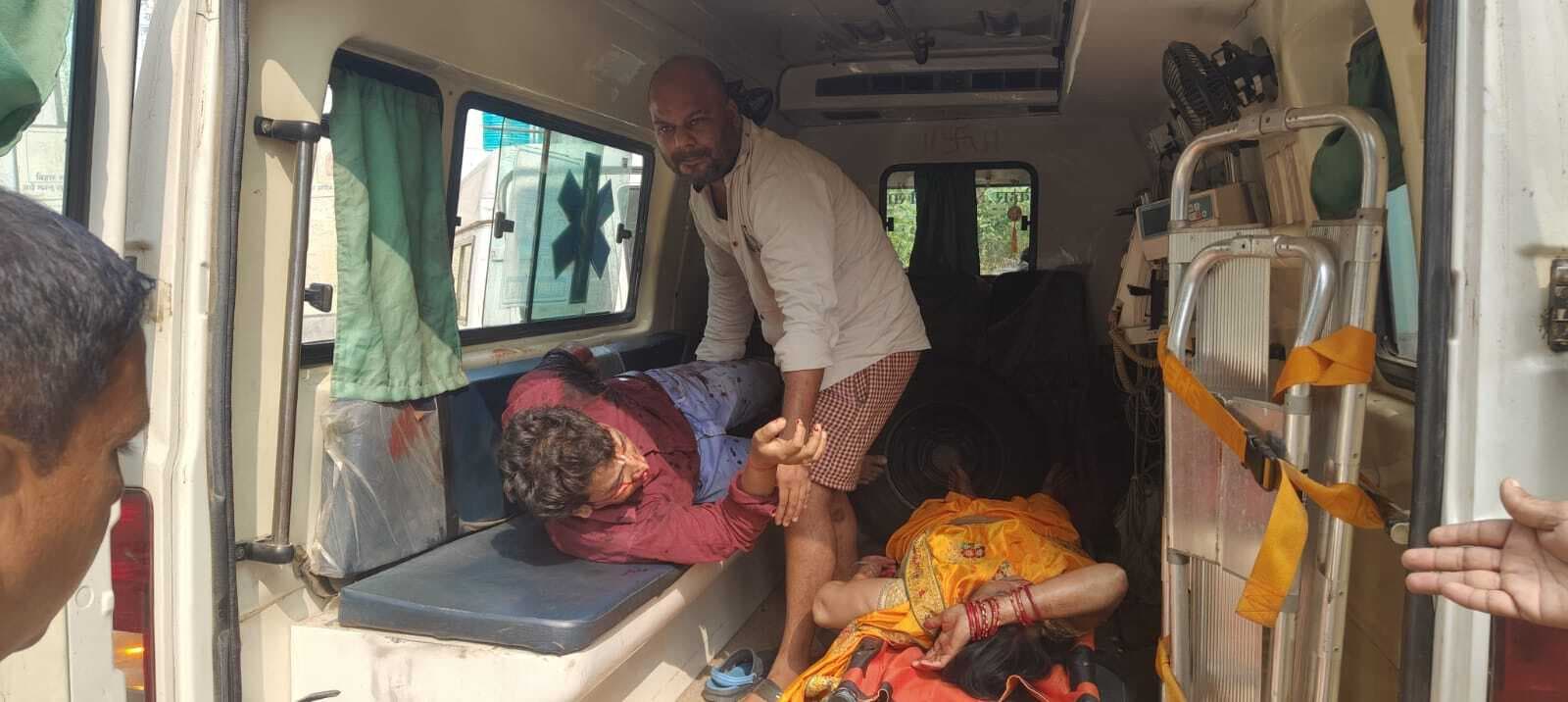 पेड़ से टकराया अनियंत्रित वाहन, एक ही परिवार के चार लोग घायल