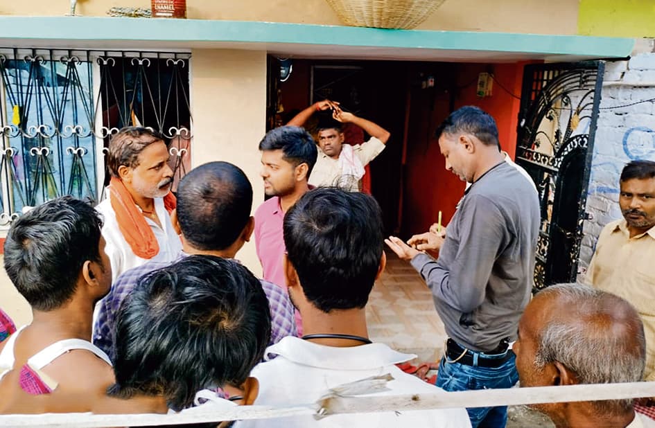 saran News: महिला ने फांसी लगाकर की आत्महत्या, परिजन फरार