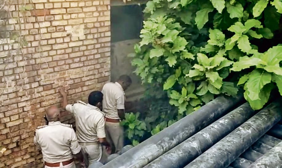 saran News : अस्पताल के पुराने भवन में लगी आग, मची अफरातफरी