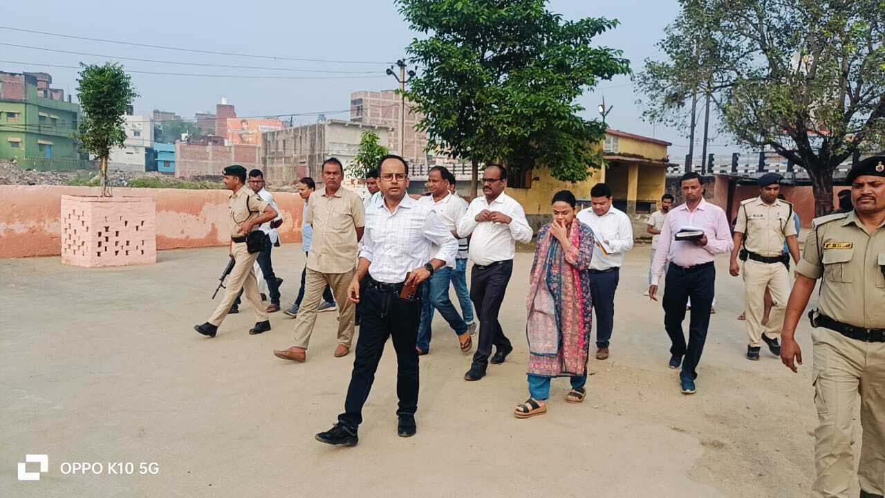 छठ घाट पर व्रतियों को किसी प्रकार की असुविधा नहीं हो : डीएम